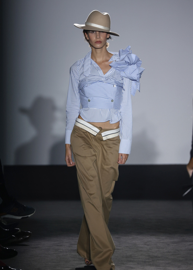 إطلالة لافتة من Menchen tomas