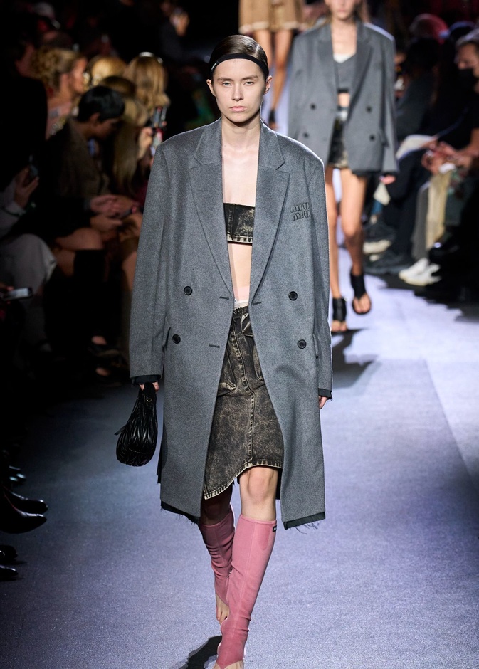  التنورة الجينز تعود مجدداً إلى منصات الموضة استعدي لتنسيقها هذا الصيف!