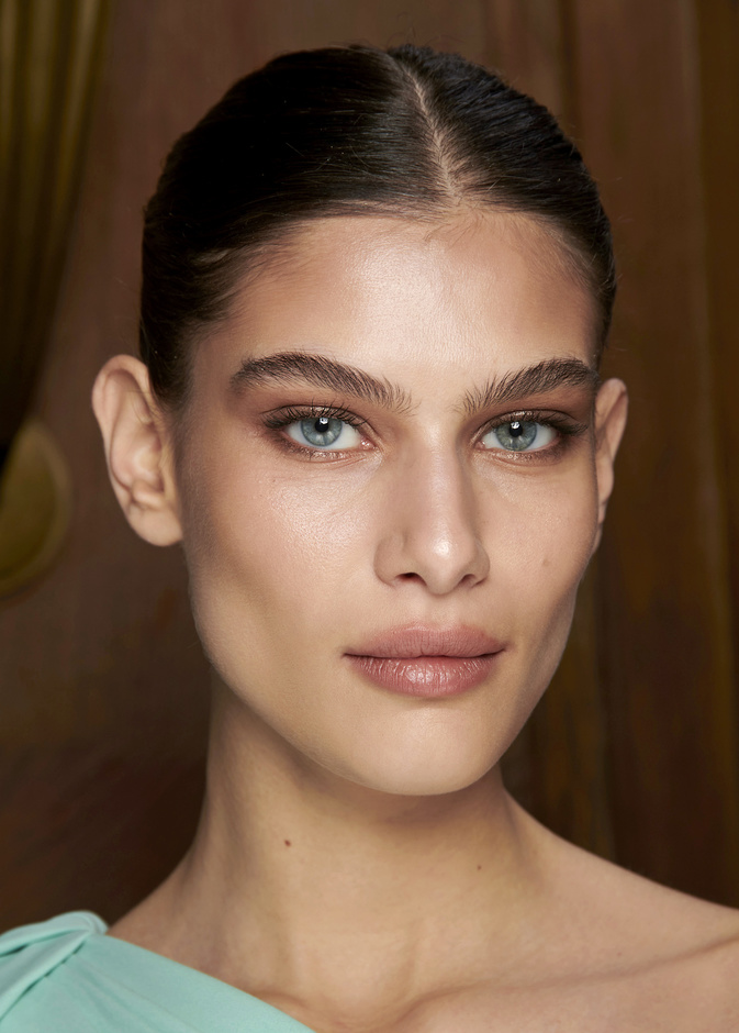 أشكال الحواجب الرائجة في صيف 2023