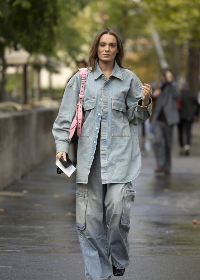 إطلالة بملابس واسعة من Street style 