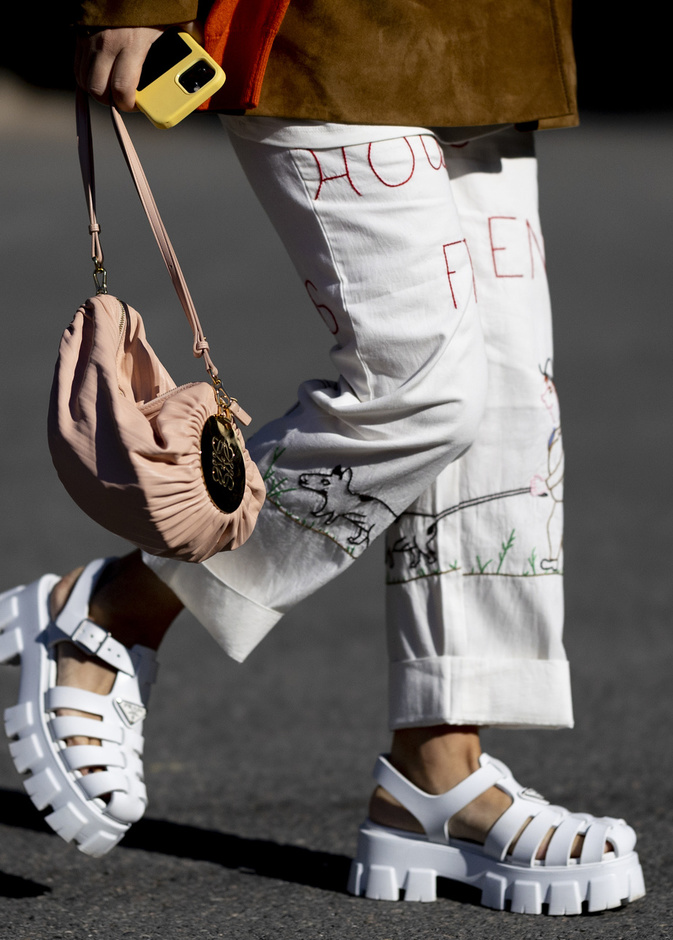 الصندل الصيفي المفتوح بتصميمه المريح صيحة مستمرة معنا لصيف 2023