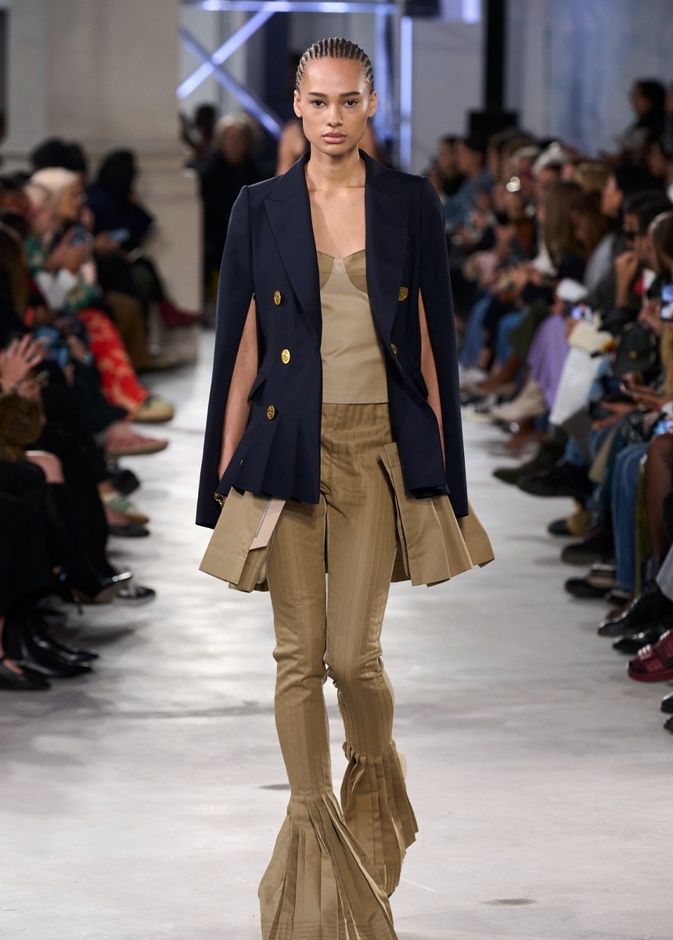 من مجموعة ساكاي ربيع 2023 للملابس الجاهزة