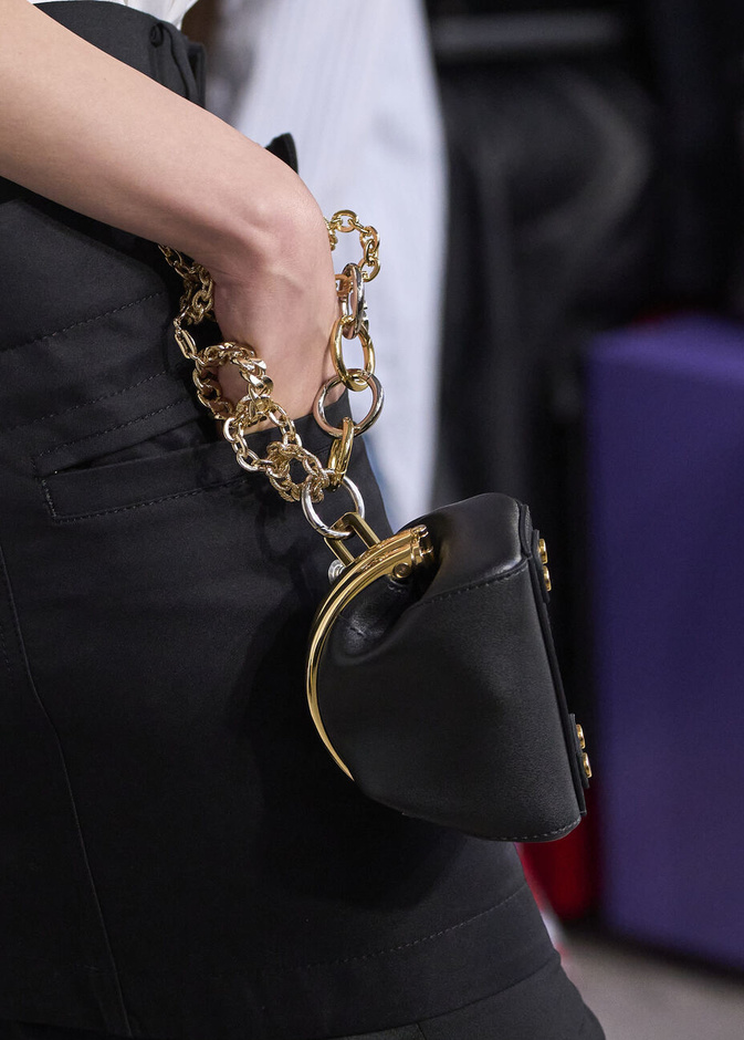 الحقائب المزينة بالسلاسل في الصيف