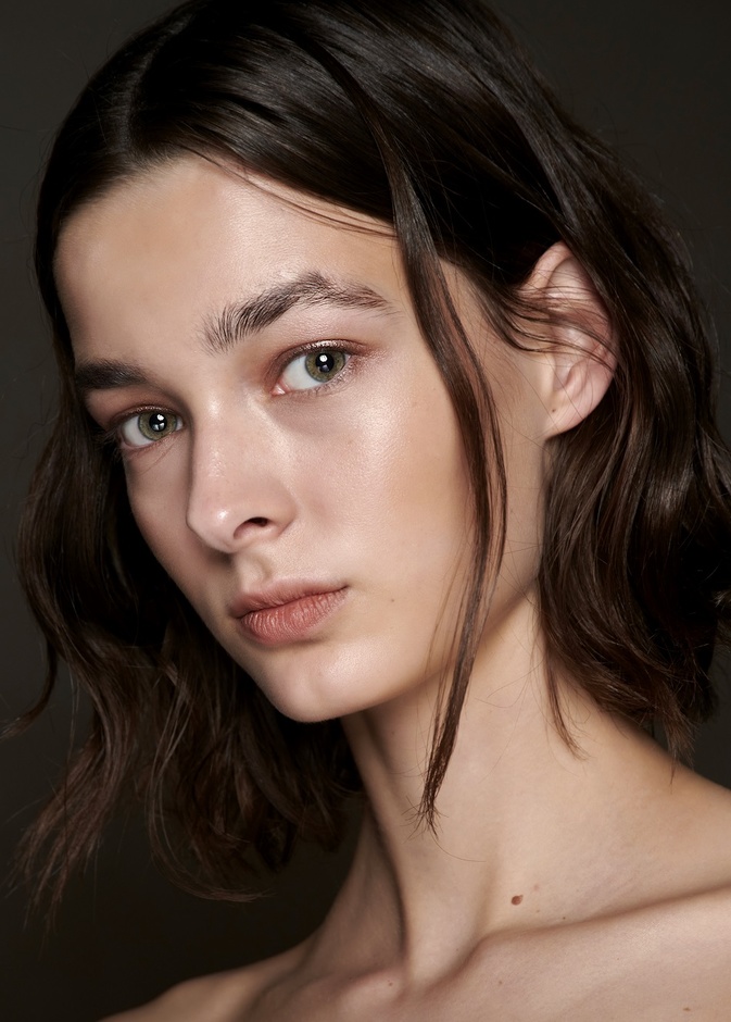 منافع النوم على وسادة حريرية للبشرة والشعر