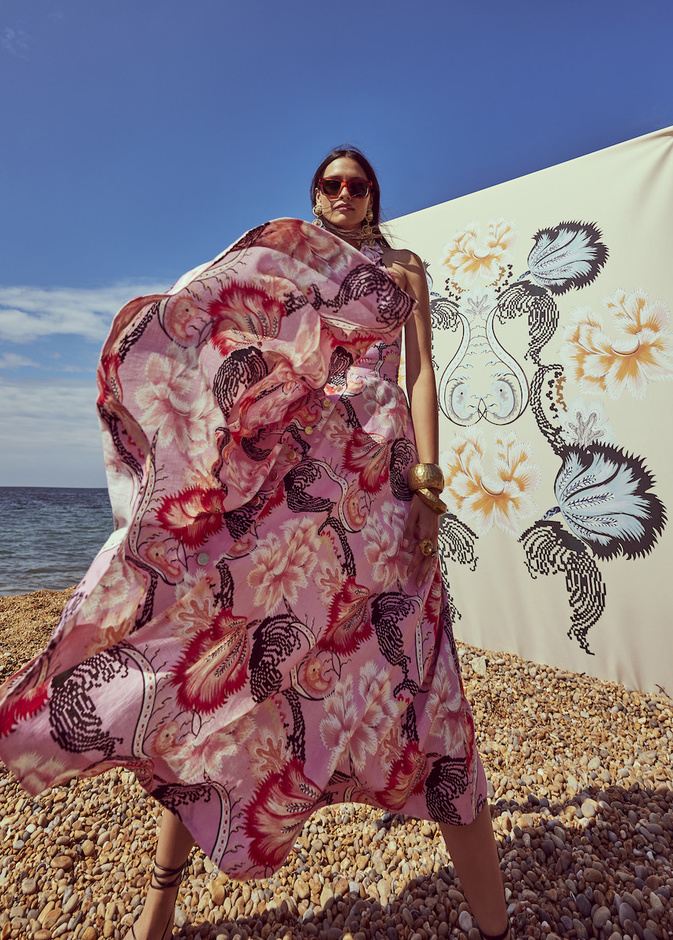 الفساتين الموّردة أبرز صيحات الربيع فهل تكون خيارك الأول في الإجازة الصيفية