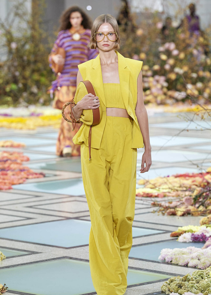 أفكار تنسيق البنطلون الأصفر لإطلالة مشرقة ومفعمة بالحيوية في فصل الصيف