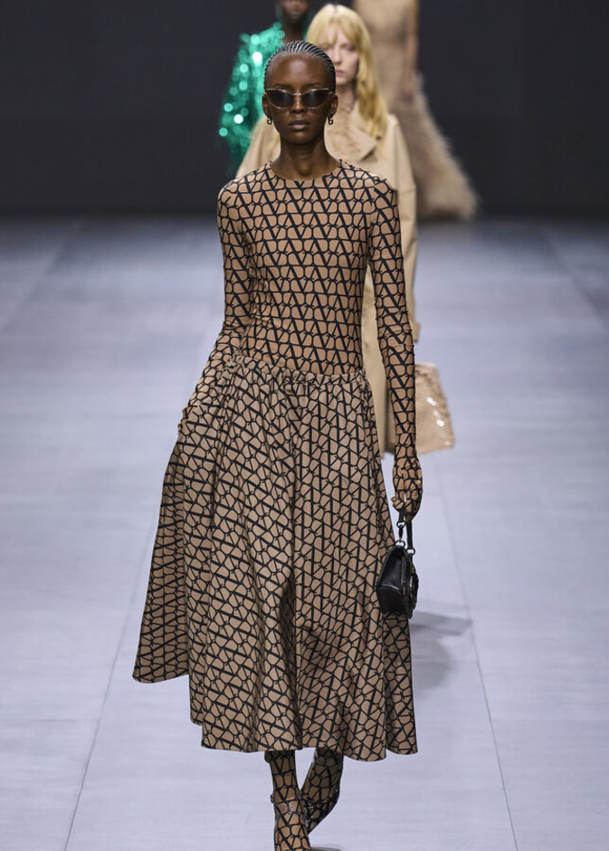 إطلالة لافتة من Valentino