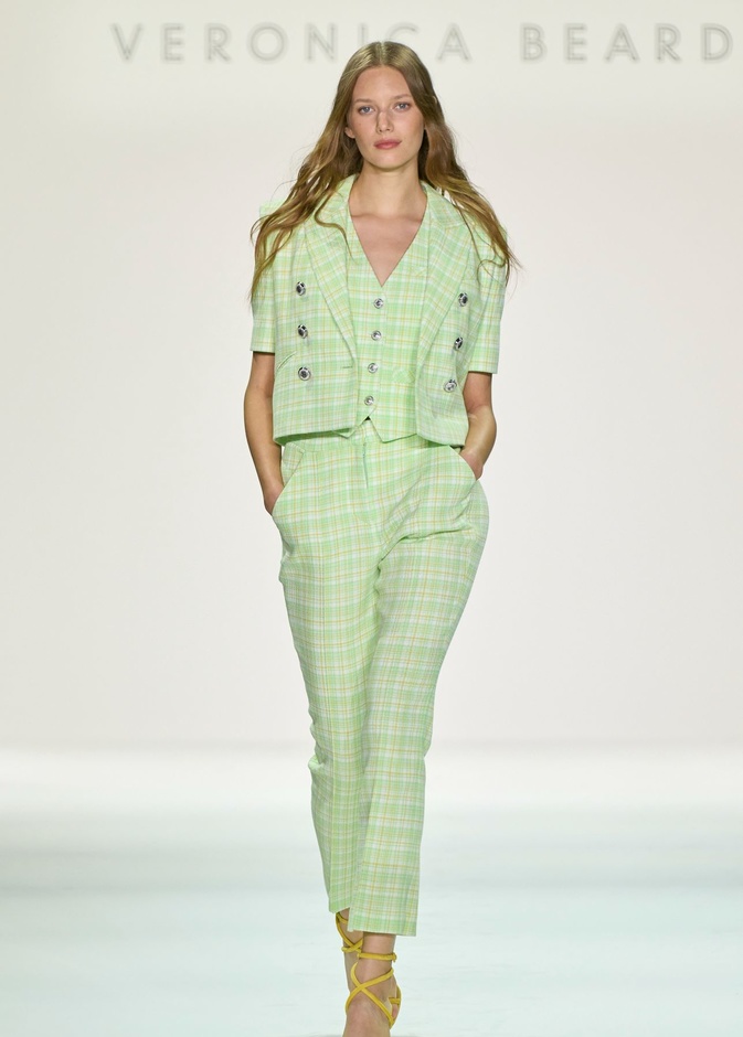 اكتشفي موضة البنطلون القماش المقلم في صيف 2023، لإطلالة عصرية ومميزة