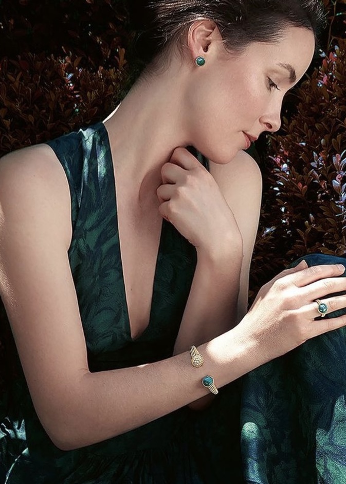 خطوات اختيار قطع المجوهرات الملائمة لإطلالات الأزياء باللون الأخضر