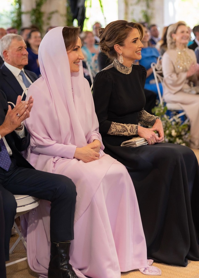 اطلالة ام رجوة خلال حفل الزفاف