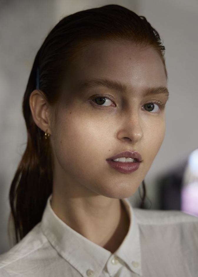 ما الفرق بين تقشير الوجه بالليزر وتقشير الوجه الكيميائي