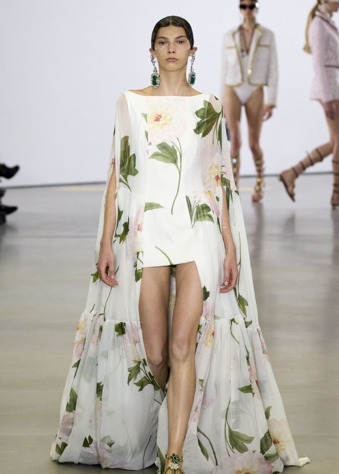 الأزهار صيحة أزلية زينت ملابس الشعوب القديمة ولا تبطل موضتها أبداً