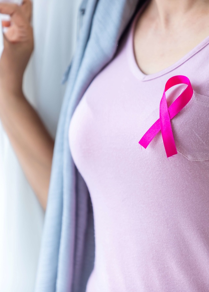 الألم أحد أعراض الإصابة بسرطان الثدي فلا تهمليه 