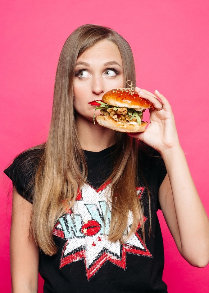 الاكل العاطفي هروب من المشاعر السلبية إنما يمكن التحكم فيه