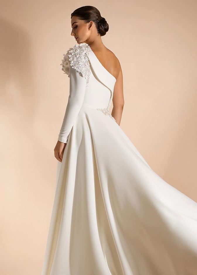 من تصاميم علامة Adnan Akbar