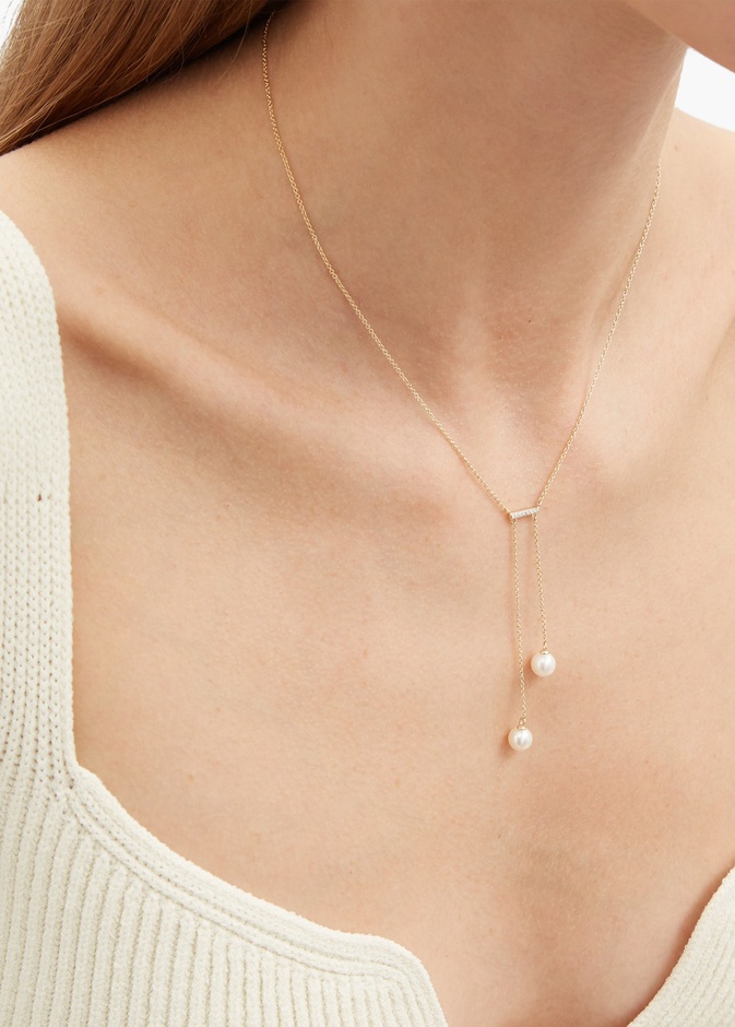 اللؤلؤ لمسة ناعمة وأنيقة في اطلالة الرحلات الشاطئية