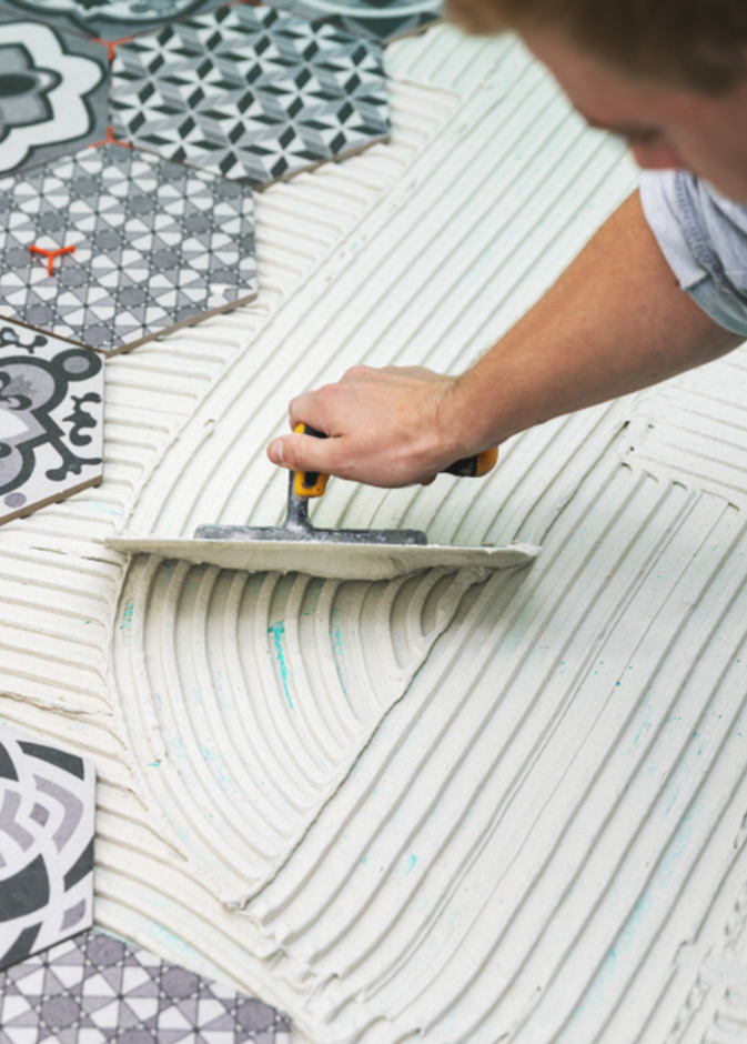 تأكدي من اختيار مادة لاصقة مقاومة للماء للمناطق التي سيتعرض فيها البلاط للكثير من الماء