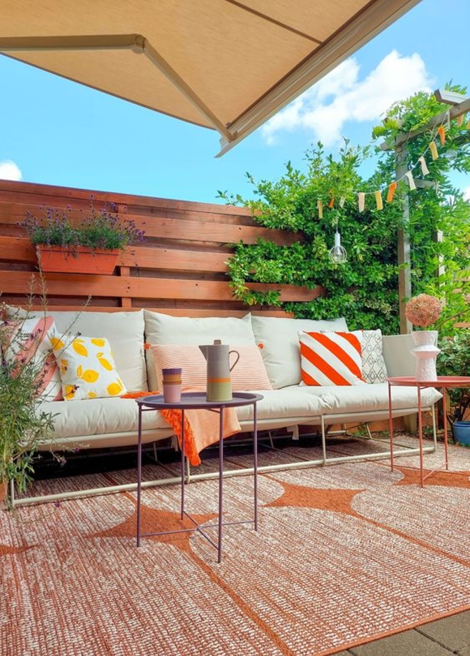 تخلق الألوان الصدئة والدافئة مثل درجات التيراكوتا، تباينًا رائعًا مع المساحات الخضراء