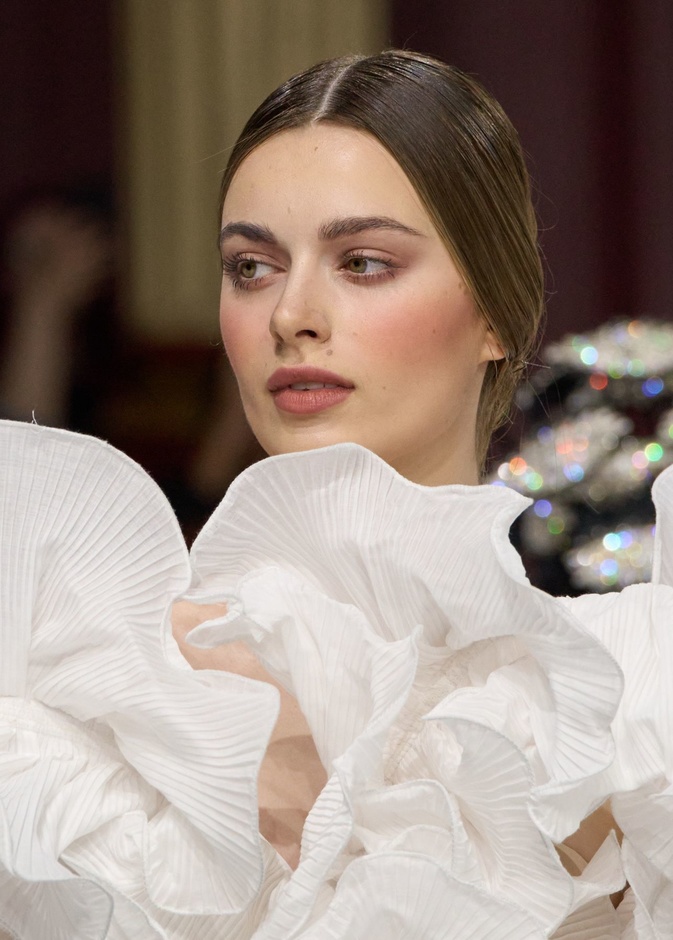 تطبيق البلاشر الوردي المدموج مع اللون المرجاني من دار Juana Martin