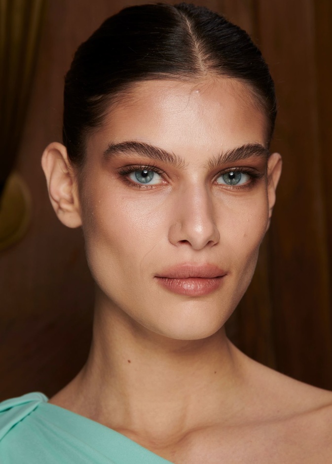 صيحة الظلال الترابية المتموجة مع الحواجب الدائرية من دار Zuhair Murad