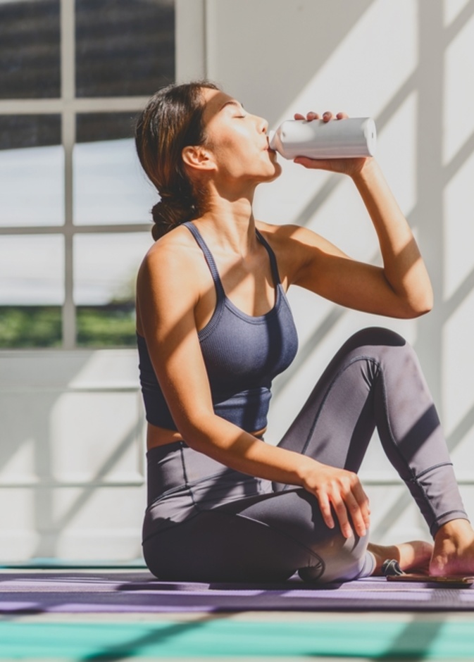 تخلصي من دهون البطن بدون جراحات تجميلية... بهذه المشروبات الصحية