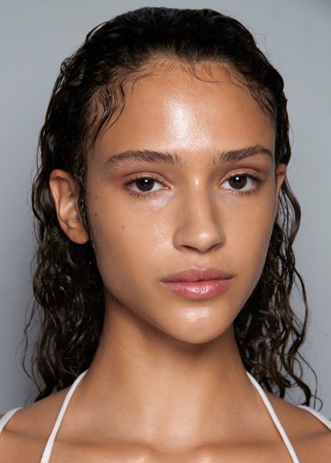 دليلك الجمالي  للتخلص من لمعان البشرة الدهنية