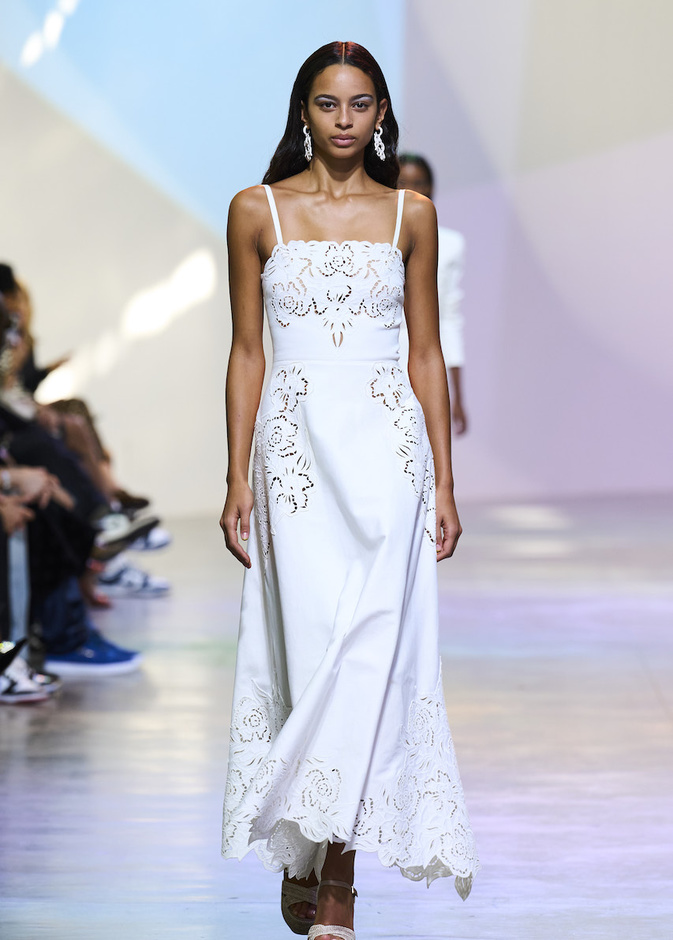 فساتين بيضاء متعددة الاستعمالات استثمري بها في صيف 2023