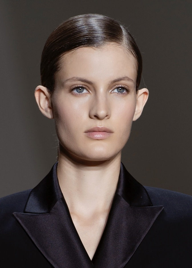 لماذا تلجأ النساء لعملية شد الوجه بالخيوط وما هي أبرز فوائدها للبشرة؟