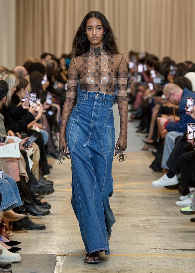 التنانير الدنيم الماكسي... صيحة تفرض نفسها بقوة في صيف 2023