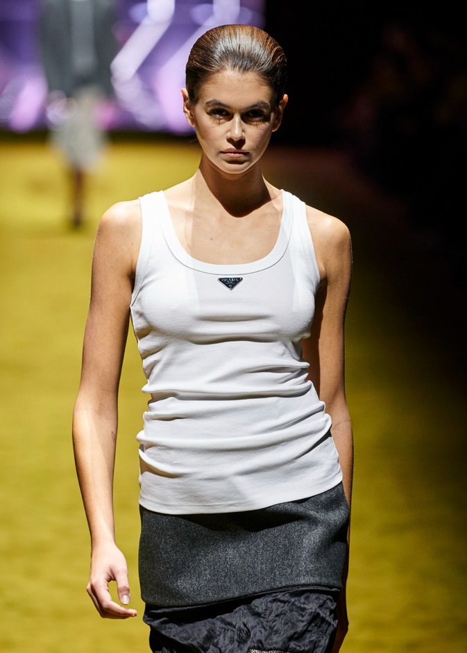 تعرّفي على قصة الـtank top... من تصميم رياضي إلى قطعة أساسية في خزانة ملابسنا