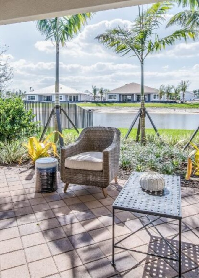 كراسي وأرائك مصنوعة من الخيزران وطاولات جانبية خرسانية وطاولة قهوة خشبية