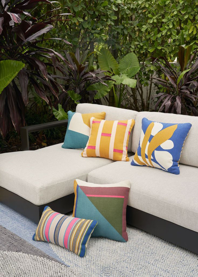 وسائد خارجية بأنماط وألوان مختلفة