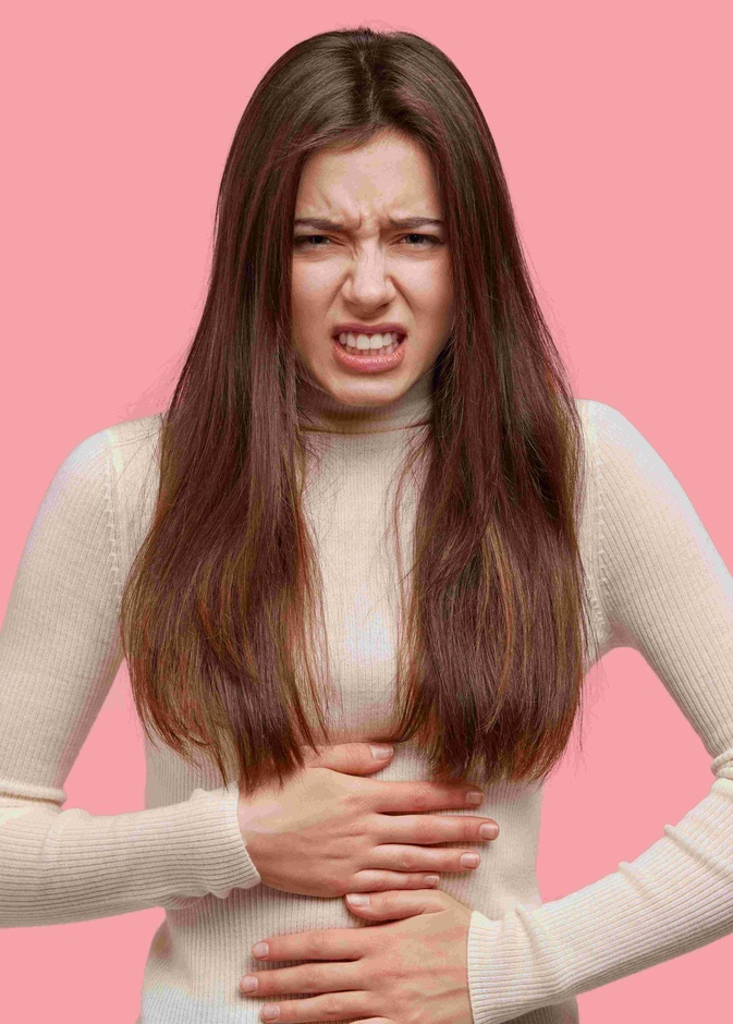 يعد انتفاخ الدورة الشهرية من أكثر الأعراض إزعاجاً وارتفاع هرمون البروجسترون أحد أسبابه