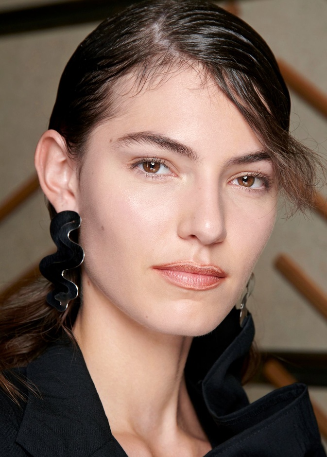 التجاعيد حول العيون واضحة في الصيف؟ إليك طرق طبيعية لإزالتها