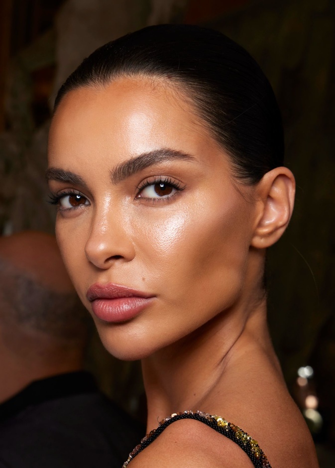 خطوات سهلة لتطبيق مكياج لماع لسهرات الصيف