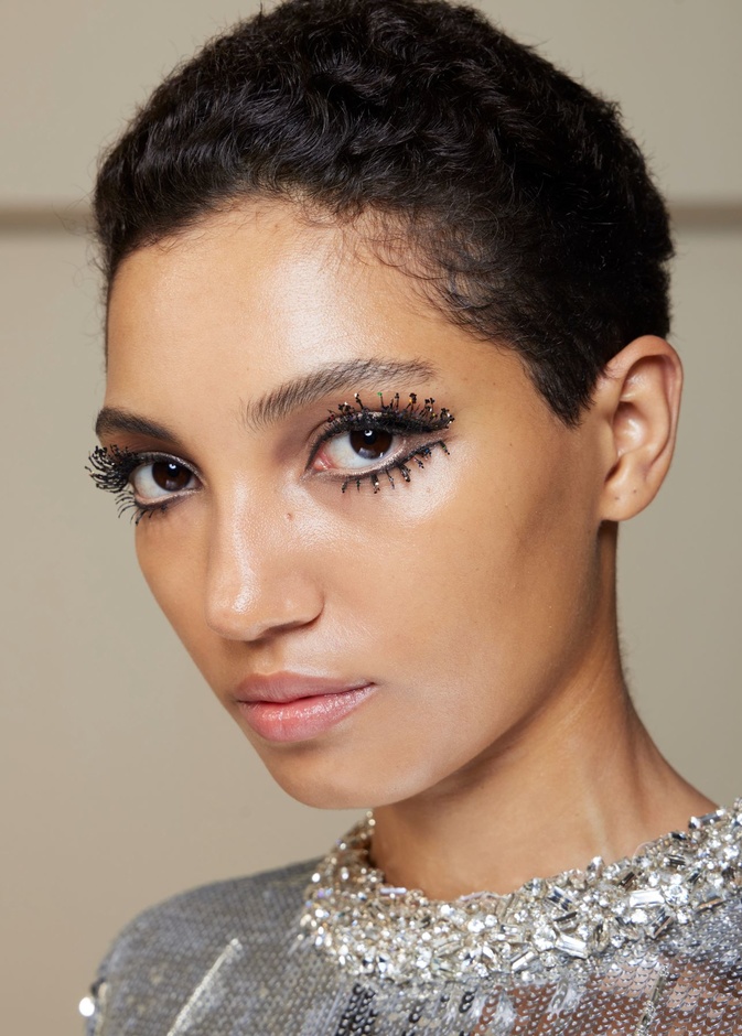 رسمات المكياج البني مع الماسكارا من دار Giambattista Valli (1)