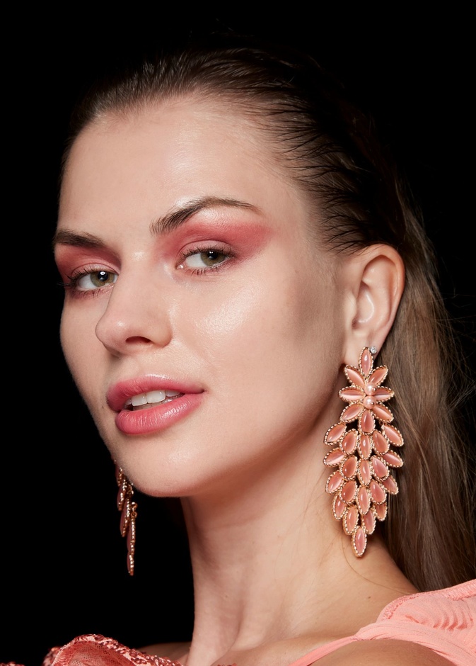 صيحات جمالية زهرية في مكياج صيف 2023 بأسلوب باربي