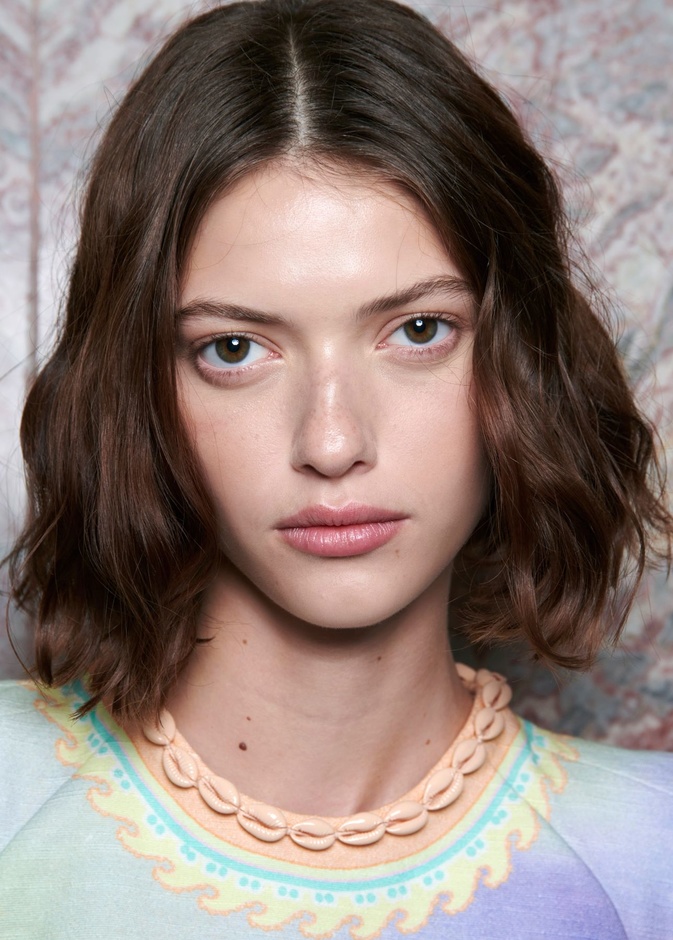 شعر وجه المرأة مشكلة وعقدة لها. إليك بعض النصائح لبشرة نقية