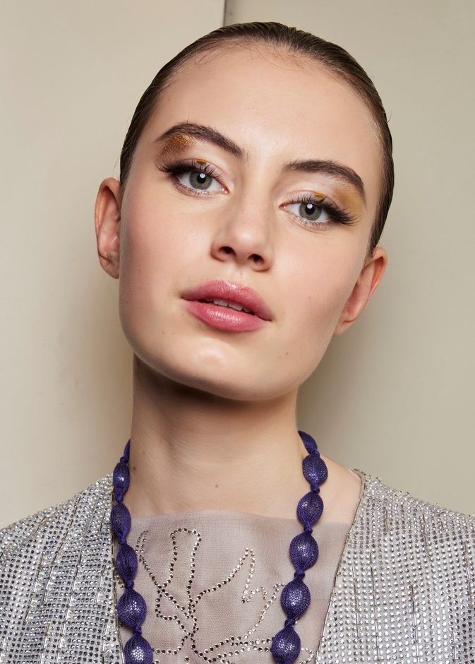 ما العمر المناسب للبدء بالخضوع لحقن تكبير الشفاه بالفيلر وأهم النصائح