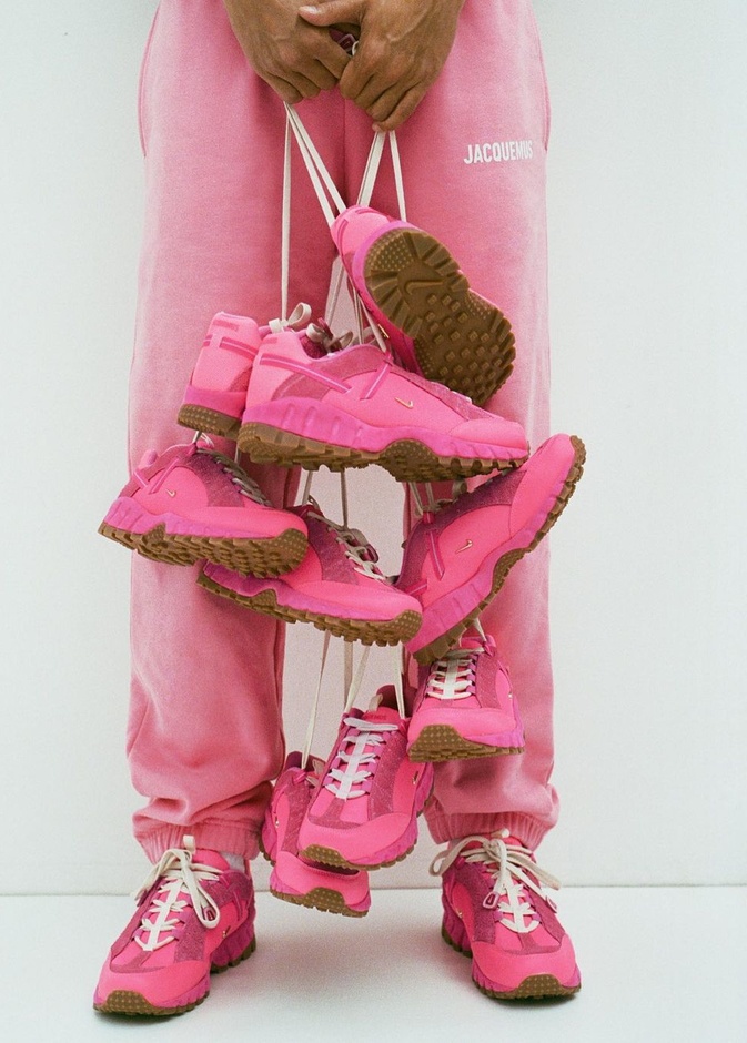 سنكيرز وردي من Jacquemus&nike