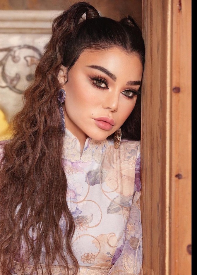 تسريحات شعر عصرية تحاكي إطلالات الـدمية "باربي" استوحي خطواتها لموسم الصيف من النجمات