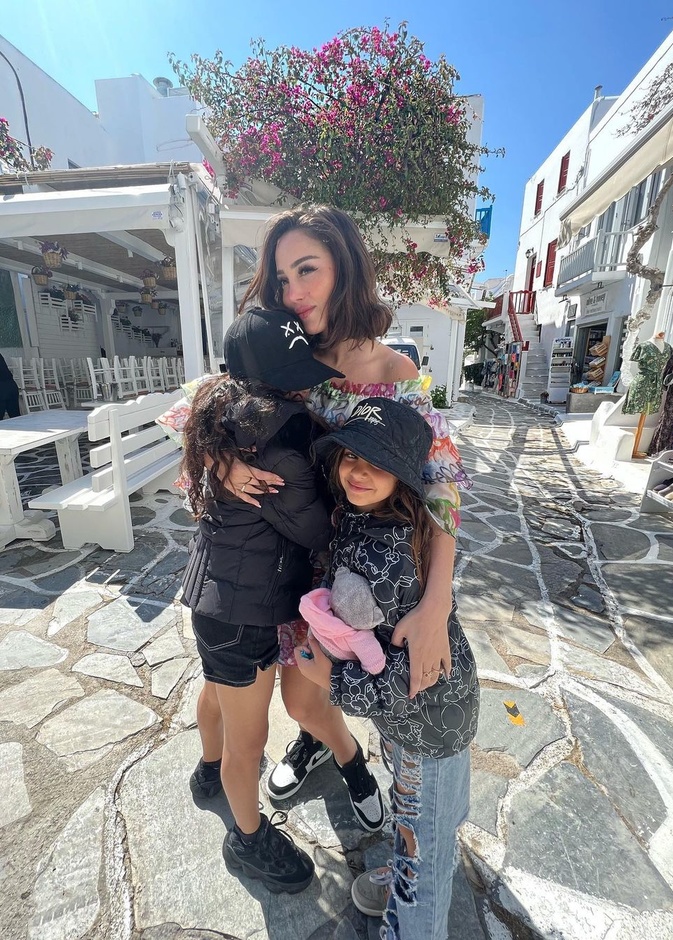 بسمة بوسيل وأبنائها في اليونان