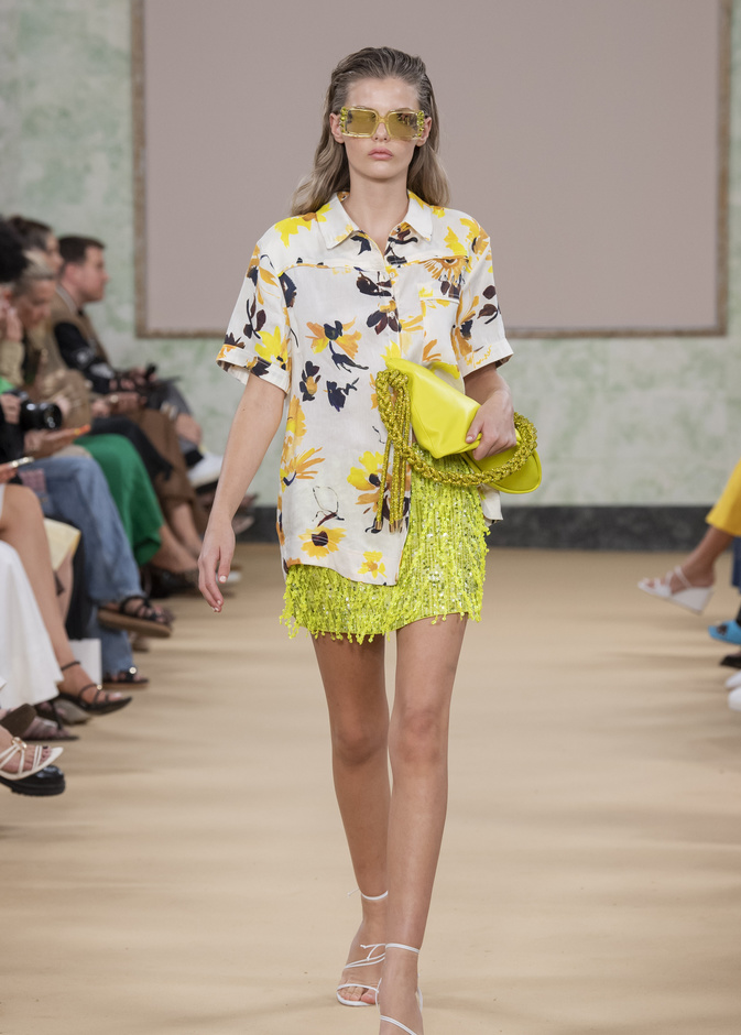 صيحة القميص الملون لا غنى عنها في الصيف