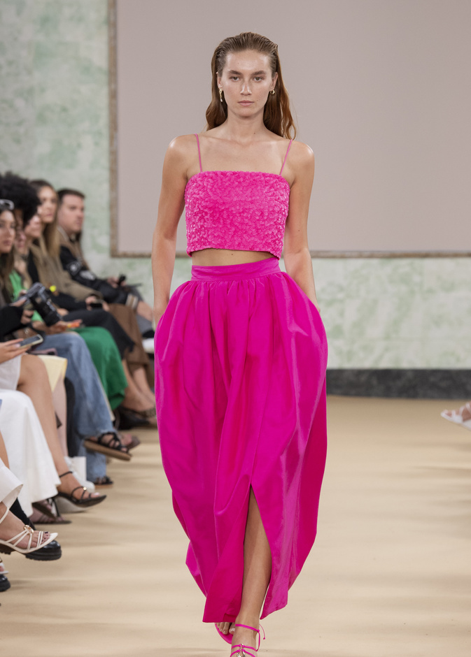 طرق غير تقليدية لتنسيق تنانير الفوشيا في إطلالاتك الصيفية 