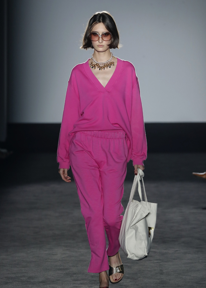 بناطيل الفوشيا صيحات لن نملّ من اعتمادها بأسلوب رياضي   