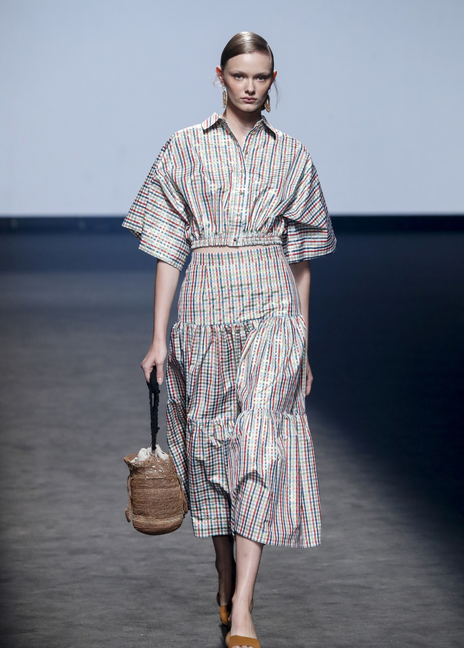 إعتمدي صيحة تنانير الكارو في إطلالة الصيف