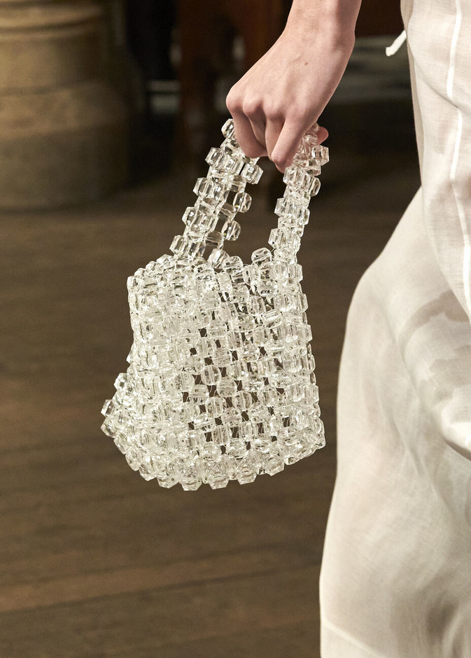 حقائب اليد الشفافة جرأة وتميّز في الصيف