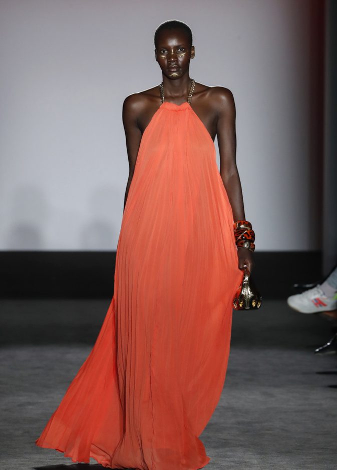 إطلالة ساحرة بفستان برتقالي من Casademunt 