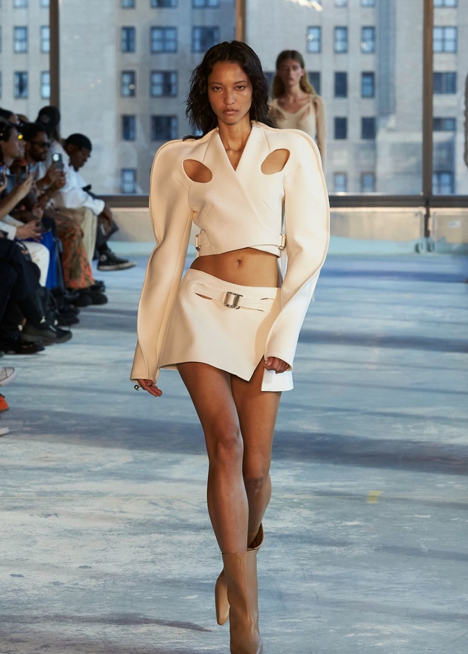 البدلة التنورة صيحة لا يجب أن تفوتك هذا الصيف