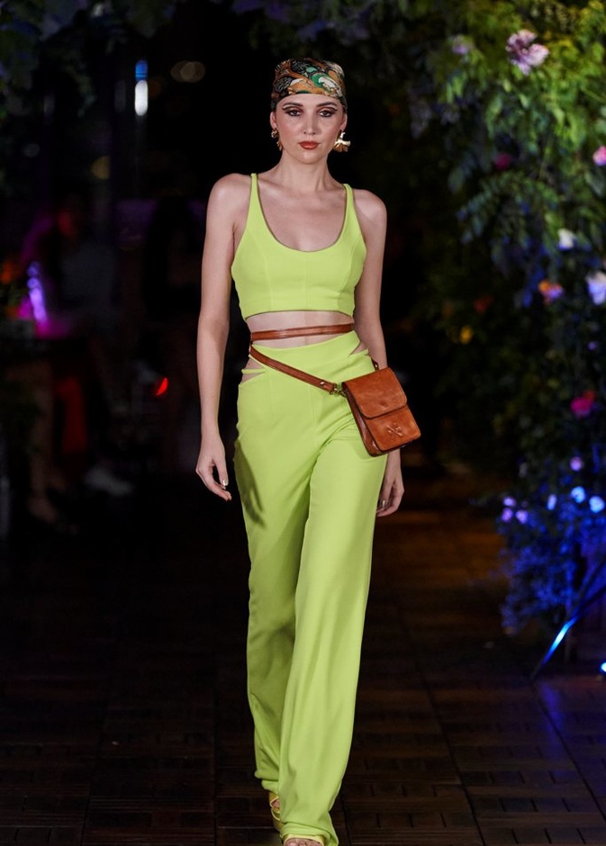 حقيبة خصر باللون البني ومصنوعة من جلد في عرض Dur Doux